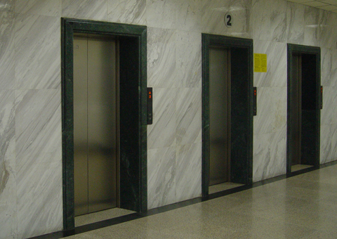 萬(wàn)一不慎被困電梯怎么辦？